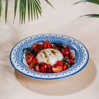 Буратта с черри помидорами и клубникой